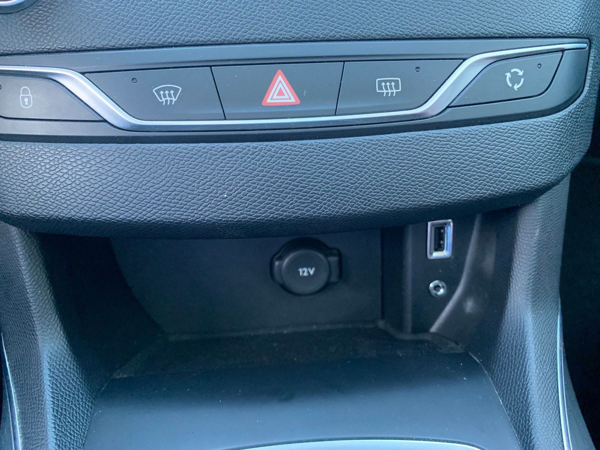 Peugeot 308 115 chevaux | Toit panoramique | Régulateur de vitesse | GPS | Attelage