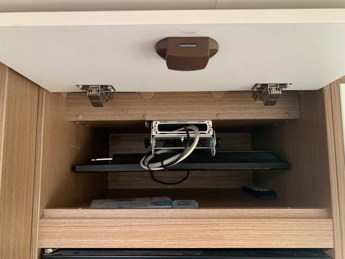 Capron A 140 ch | CAMERA DE RECUL |  LITS SUPPERPOSES | STORE EXTERIEUR | Climatisation manuelle