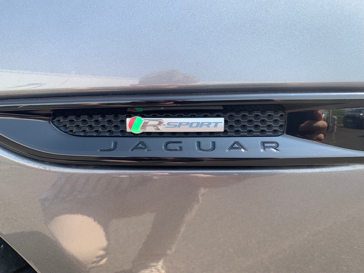 Jaguar XE 240 chevaux | R Sport | GPS | Régulateur de vitesse | Toit ouvrant | Audio MERIDIAN | Cuir