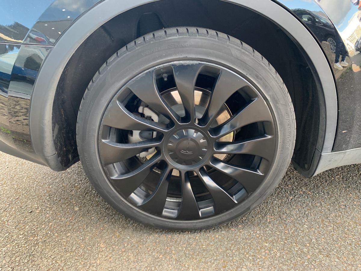 Tesla Model Y 275 chevaux | Premiére MAIN | Standard | Toit panoramique | Cuir | Siéges électriques