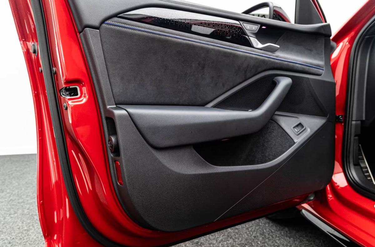 Volkswagen Passat SW VIII 2.0 TDI EVO 200ch R-Line 4Motion DSG7/Chili Red/Attelage/Matrix