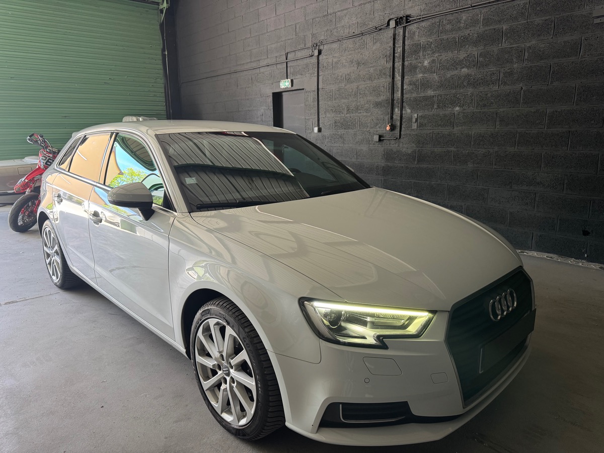 Audi A3 1.6 tdi S tronic / Xénons / Radar de stationnement Av Ar