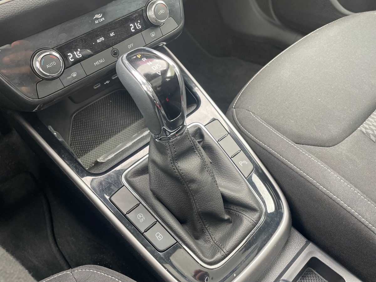 Skoda Fabia 1.0 TSi 110 cv Boîte auto RIEN A PREVOIR - TOIT PANORAMIQUE - CARPLAY - CAMERA DE RECUL