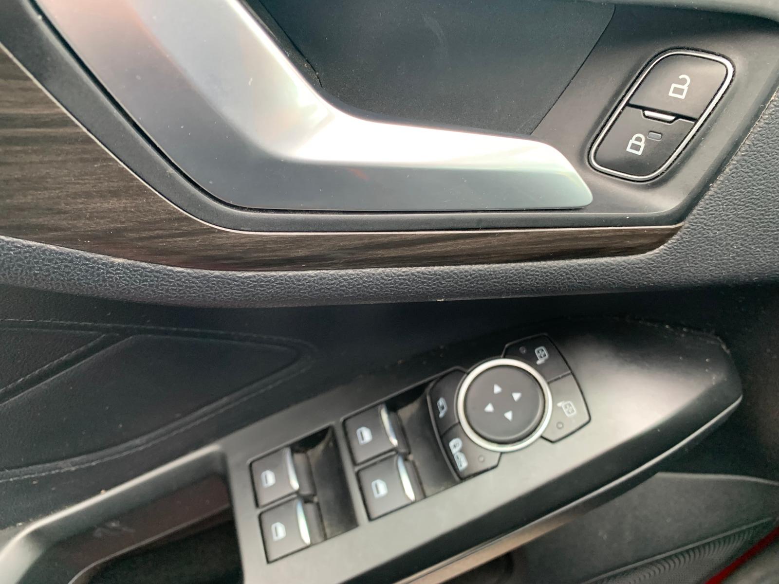 Ford FOCUS SW 120 ch | Vignale | Toit ouvrant panoramique | Apple car play Android auto | Attelage