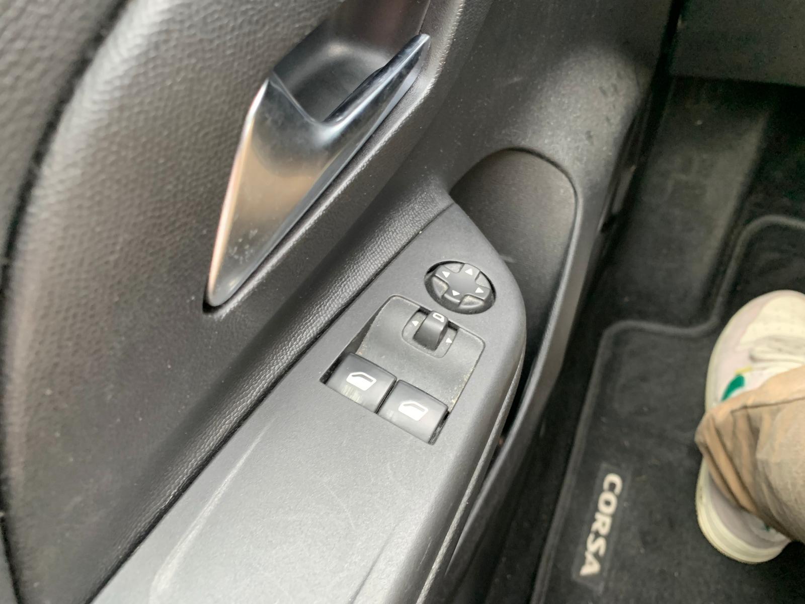 Opel Corsa 100 | Apple car play | Régulateur vitesse | | Reconnaissance des panneaux | Climatisation